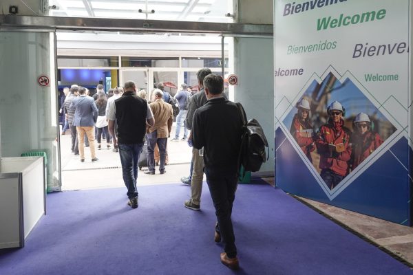 Asistentes ingresando a Arminera 2025, el evento minero más importante de Argentina